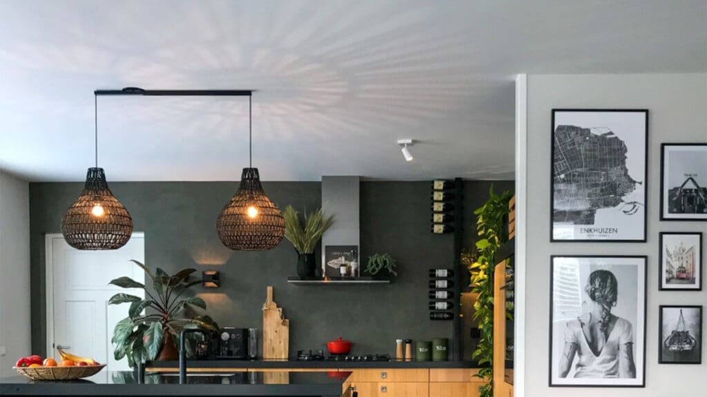 Lightswing Twin black used in the kitchen to create two lightning points.